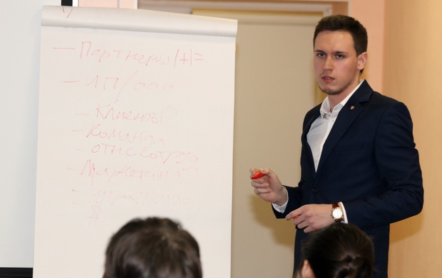 Кирилл Данилов, молодой предприниматель, делится историей успеха на занятии ШМП
